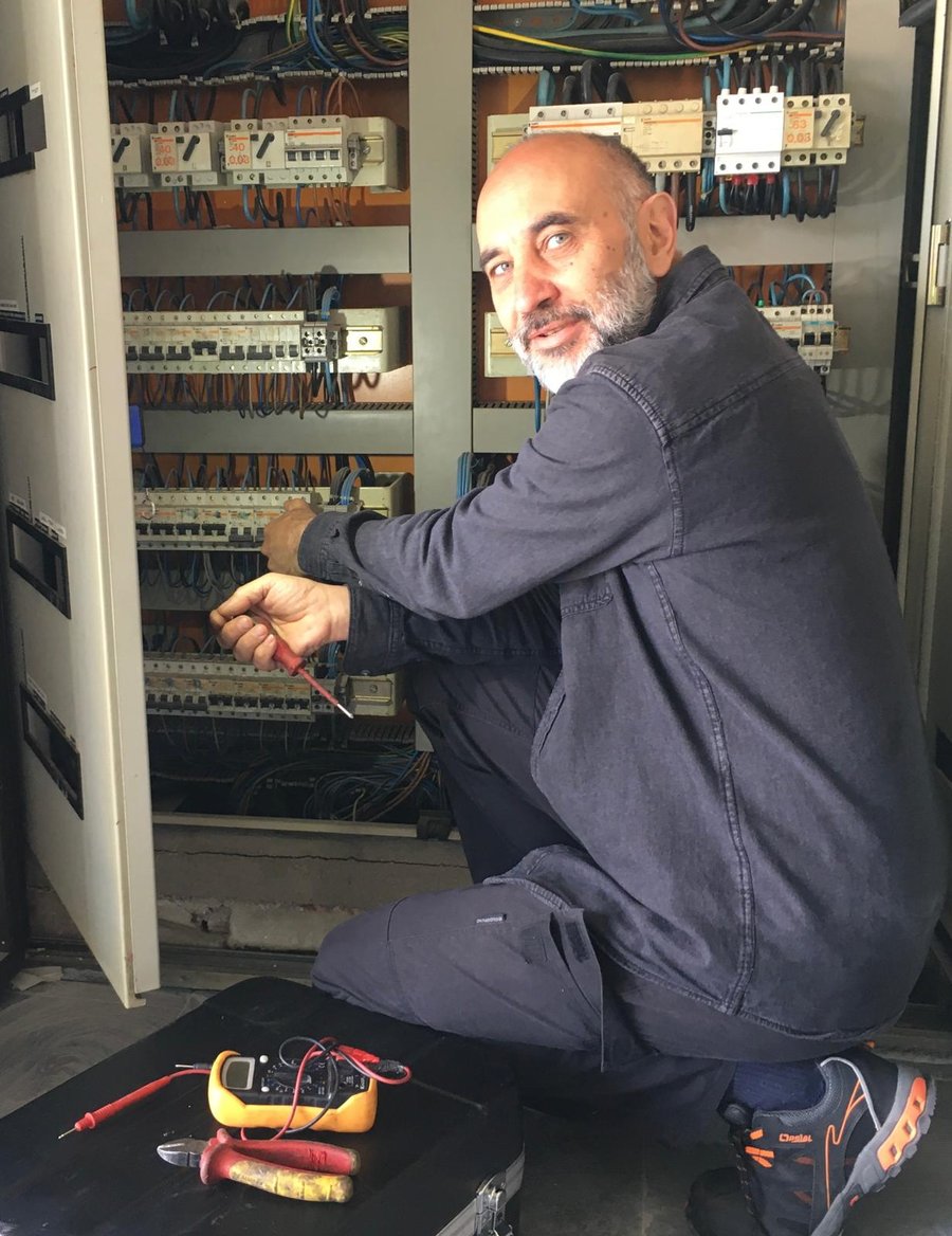 Jesús, cerrajero y electricista, trabajando en un cuadro eléctrico en Madrid